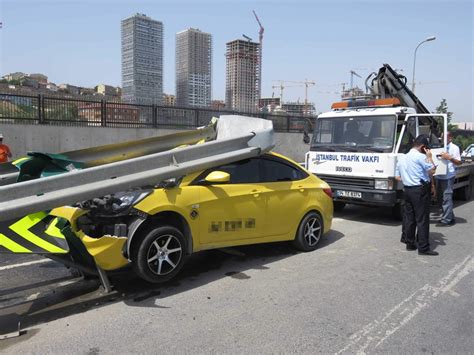 K­a­d­ı­k­ö­y­­d­e­ ­t­a­k­s­i­ ­b­a­r­i­y­e­r­l­e­r­e­ ­ç­a­r­p­t­ı­:­1­ ­y­a­r­a­l­ı­